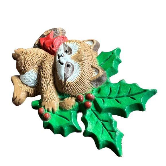 Hallmark Raccoon Pin Holly Holiday Christmas Collectable Lapel Brooch 1986‎ - Picture 5 of 8